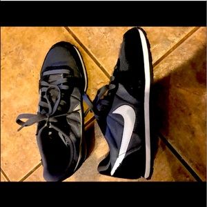 Nike shoes size 7.5 Euc